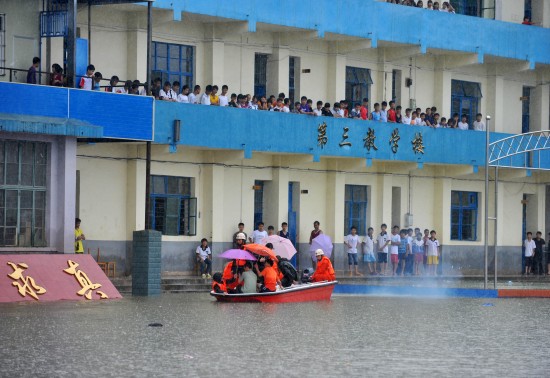 广西来宾800多中学生被洪水围困(图)