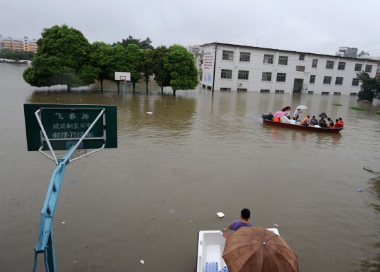 广西来宾800多中学生被洪水围困(图)