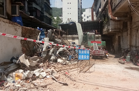 执法人员拆除第十五中学旁一处违建铁皮棚