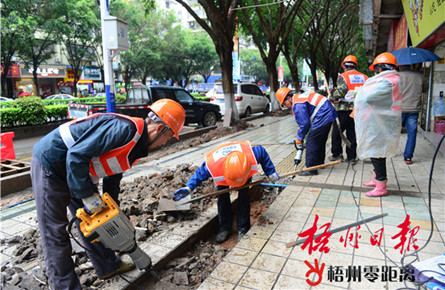 冒雨推进道路施工 