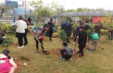 大学社区携手旺城同心驿站开展植树活动