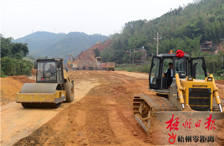 加快推进路基土石方工程