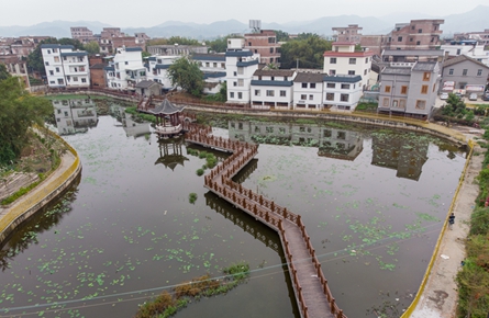 提升村貌助力发展