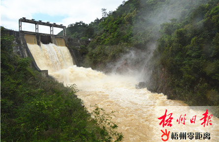 塘湾水库泄洪 