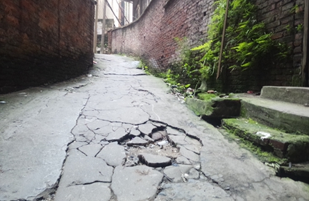 登山小路路面坑洼污水横流