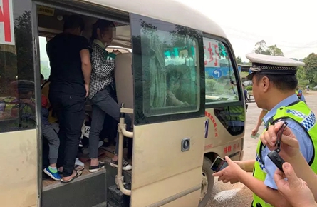 桂D牌客运班车超载22人，司机被刑拘