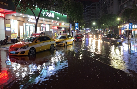 大雨突降 多处路段严重积水