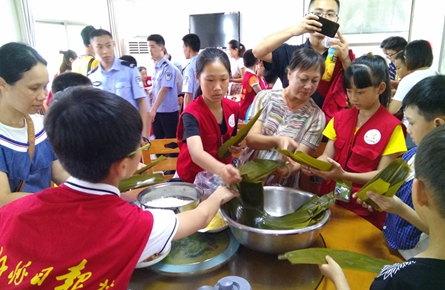 警民互动包粽子庆端午 