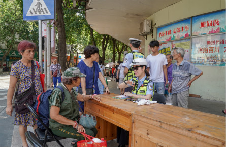 行人闯红灯也开罚单