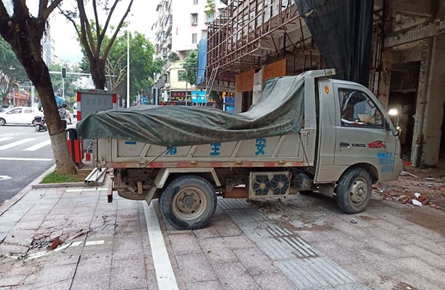 人行道路面被施工车压坏