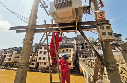 六堡镇干部群众加快开展灾后重建工作见闻