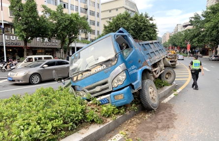 货车“骑”上花基 