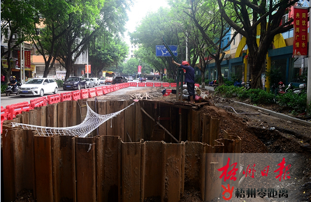 抢修塌陷路面