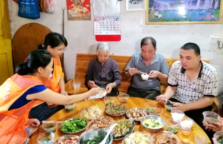 美味团圆饭 暖心邻里情 