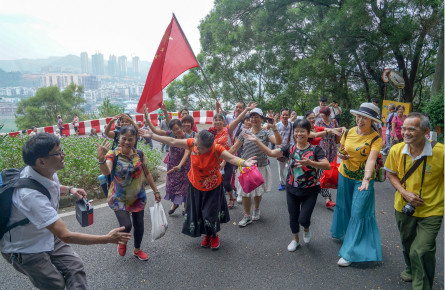 爱国歌曲一路相随 重阳登高更有力量