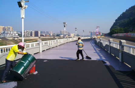 河东防洪堤加快铺设堤面步道