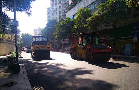 摊铺沥青路面