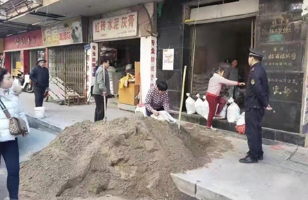 一建材店多次占道堆放物料