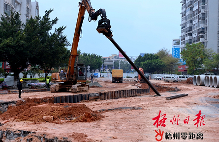 凯莱大酒店对出路段铺设雨水管道