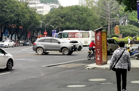 旺城广场献血点对出路段车辆违规行驶现象频发