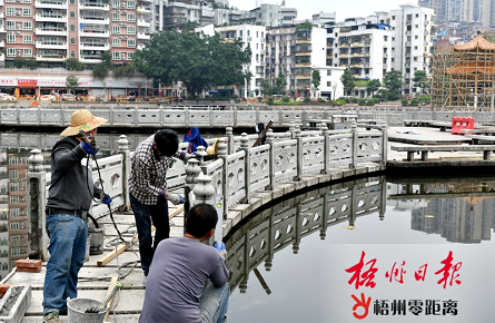 潘塘公园荷花池更换栏杆