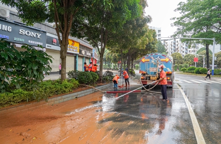 冲洗路面