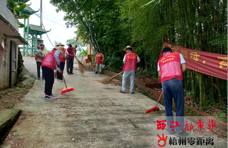 打扫卫生 共同营造宜居农村人居环境