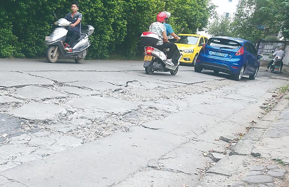 重型车辆压烂居民进出道路