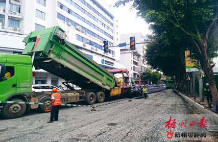 铺设柏油路面