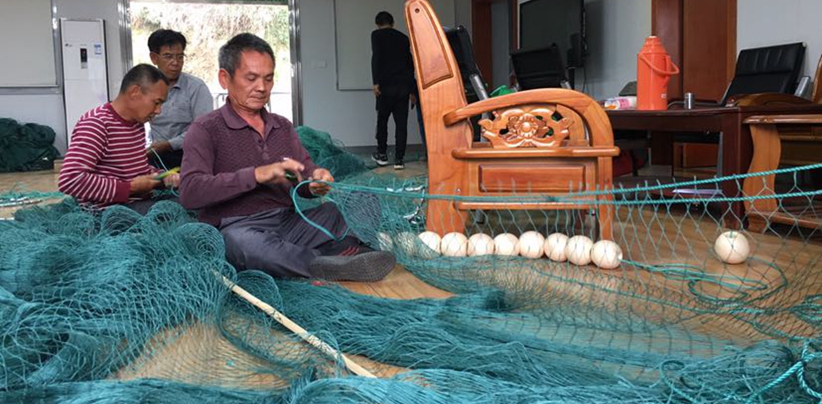 渔民抓紧编织渔网