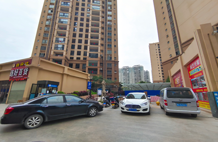 地下车库被封闭 业主车辆停路边