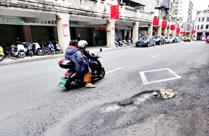 路面破损多时 街坊盼望修复