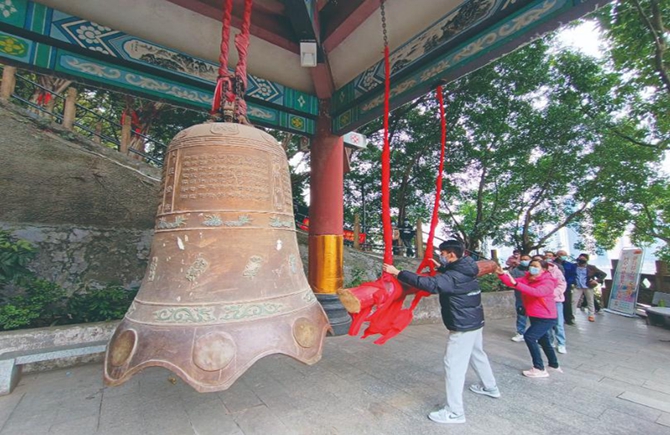 鸣钟祈福