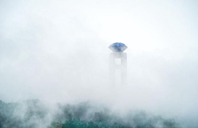 雨雾中的西江明珠塔