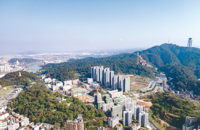 一江绿水半城山