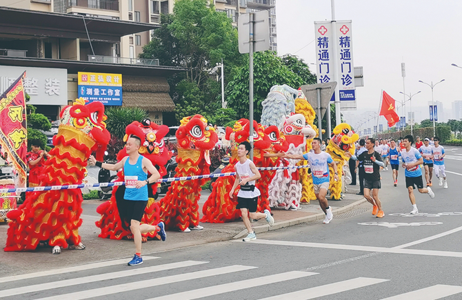 ​雄狮起舞 助威鼓劲