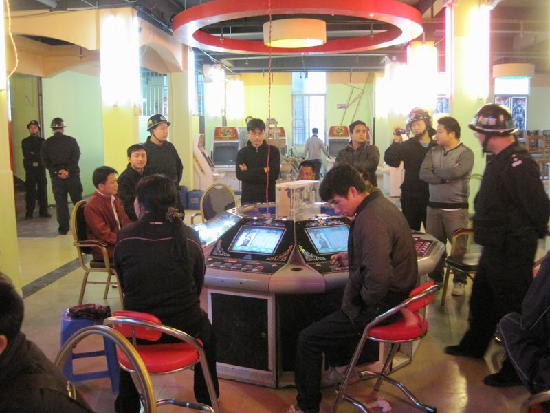 游戏机室内开赌场+一机室老板被逮捕
