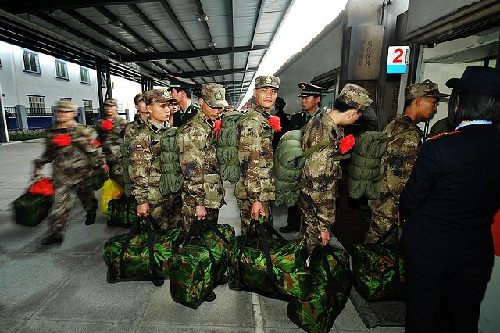 新兵入伍踏上征途 欢送大会在梧州火车站站前