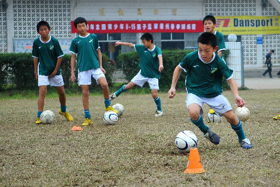 儿童足球基础训练_儿童足球训练视频