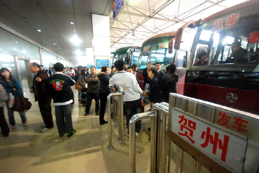 清明节出现客流小高峰 城际列车增挂车厢汽车