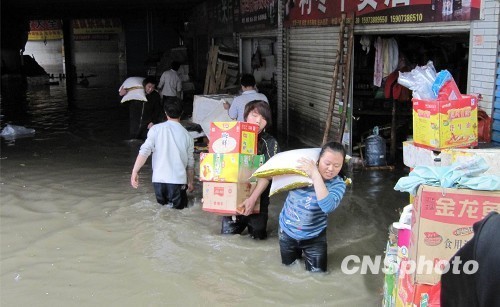 　　据湖南省防指统计，截至5月15日下午，湖南省已有娄底、怀化、湘潭、长沙、株洲等10个市州50个县339万余人受灾，直接经济损失14.58亿元。其中，受灾较为严重的主要为娄底、怀化、湘潭、株洲等地。 中新社发 郭国权 摄