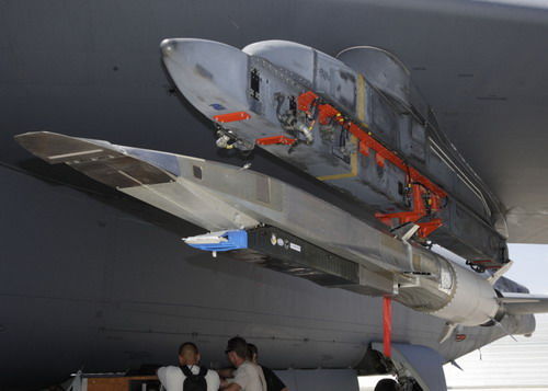 B-52机翼下的X-51A试验机