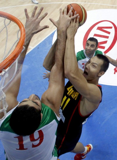 图文-[斯杯]中国男篮VS伊朗阿联强行上篮