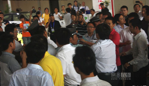 比亚迪经销商忍无可忍 车展现场举旗抗议