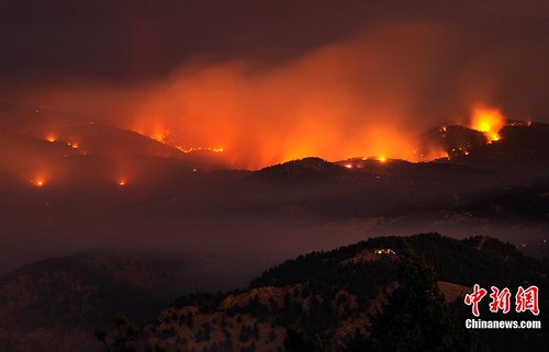 美国科罗拉多州山火迫使上千家庭撤离