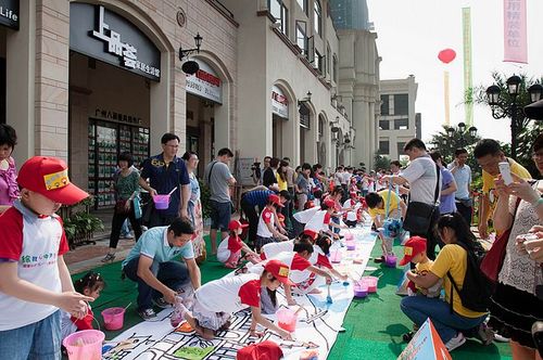14年嘉年华升级防盗器铁将军接线图_接线图分享 梧州零距离网讯(记者陈疌)这个五一,梧州市第一高端楼盘丽港华府,推出全新产品尚城公寓。现场举办美食嘉年华、大型儿童绘画才艺秀等活动,3天客流如潮,热售飘红,HOLD梧州城。 好吃好玩好看,全城热议丽港华府 4月29日上午,记者来到丽港华府,现场热闹非凡销售中心内、柏丽大道上、样板房里挤满了人。据项目负责人介绍,五一3天期间,丽港华府举办五一美食嘉年华活动,现场数十种美食供广大市民免费品尝。此外,4月29日上午,现场还举办大型儿童绘画才艺SHOW,上百名儿童齐聚丽港华府柏丽大道,在专业老师的指导下,绘