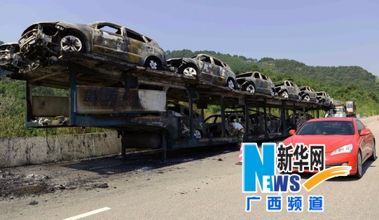桂梧高速货车起火 16辆新车被烧毁