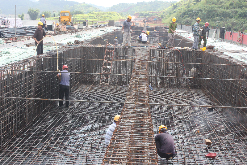 7月11日,工人正集中力量焊接,搭建贵港至梧州高速公路藤县旺国段主线_幼儿999 7月11日,工人正集中力量焊接、搭建贵港至梧州高速公路藤县旺国段主线桥钢筋箱梁。 据介绍,旺国主线桥桥长98米,已完成7成的工程量,施工单位正抓住晴好天气,组织足够的人力、机械,全力推进桥梁建设,预计20多天后,就可以完成右侧桥顶板的铺设。截至目前,贵梧高速公路已累计完成投资16.