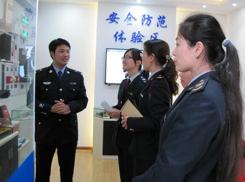 妇女代表在安全防范体验区听民警介绍相关知识。 妇女代表在安全防范体验区听民警介绍相关知识。
