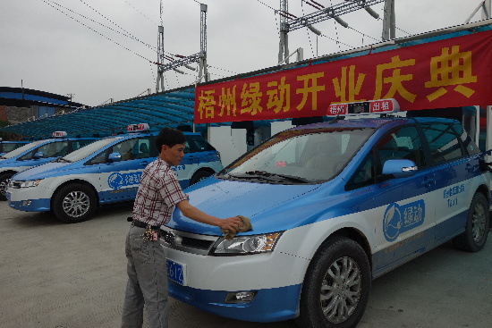 梧州首批30辆纯电动出租车上路运营 记者体验